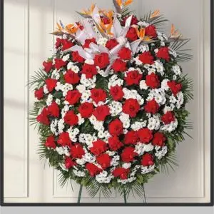 Corona de rosas y flores variadas